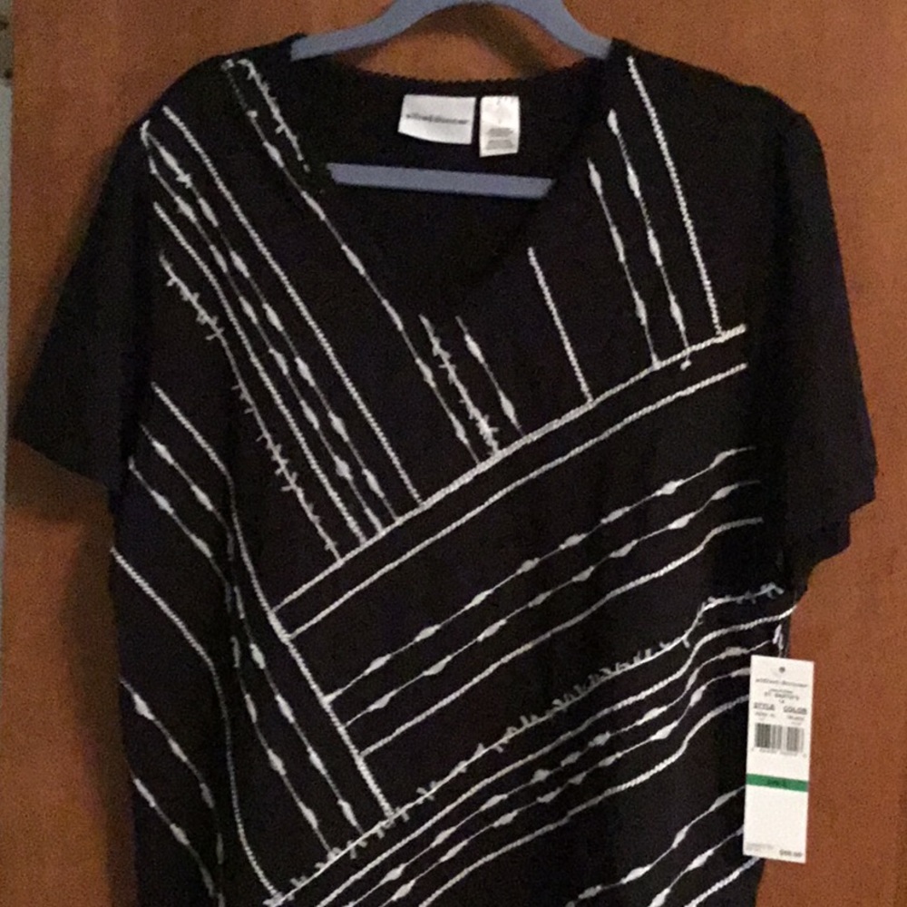 Short sleeve shirt with V neckline